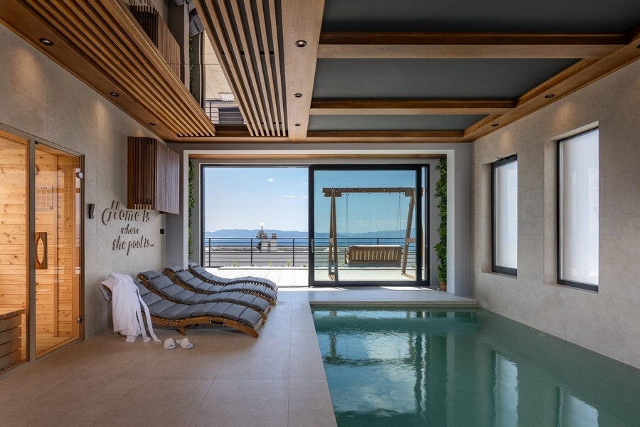Kryty basen z widokiem na morze i częścią wypoczynkową