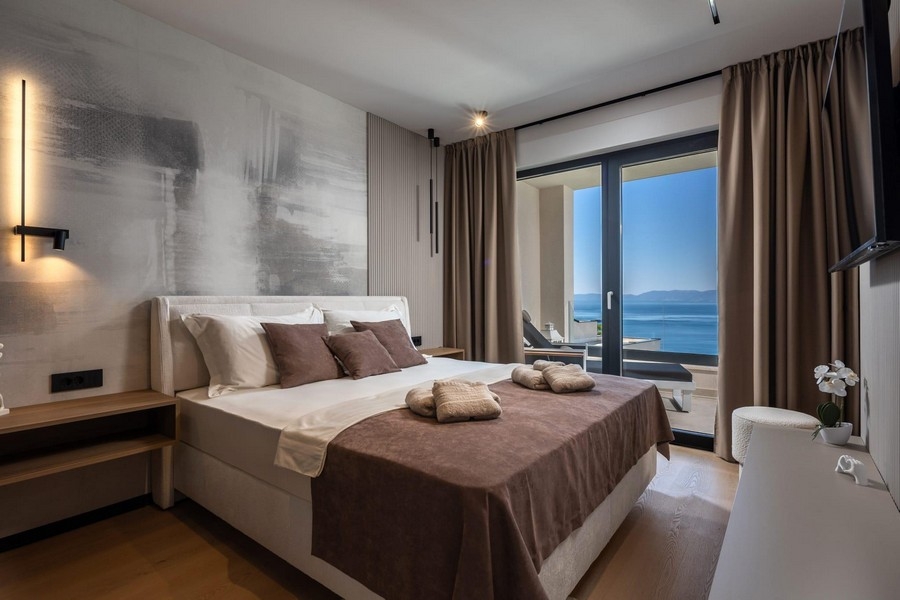 Sypialnia z widokiem na morze i wyjściem na taras