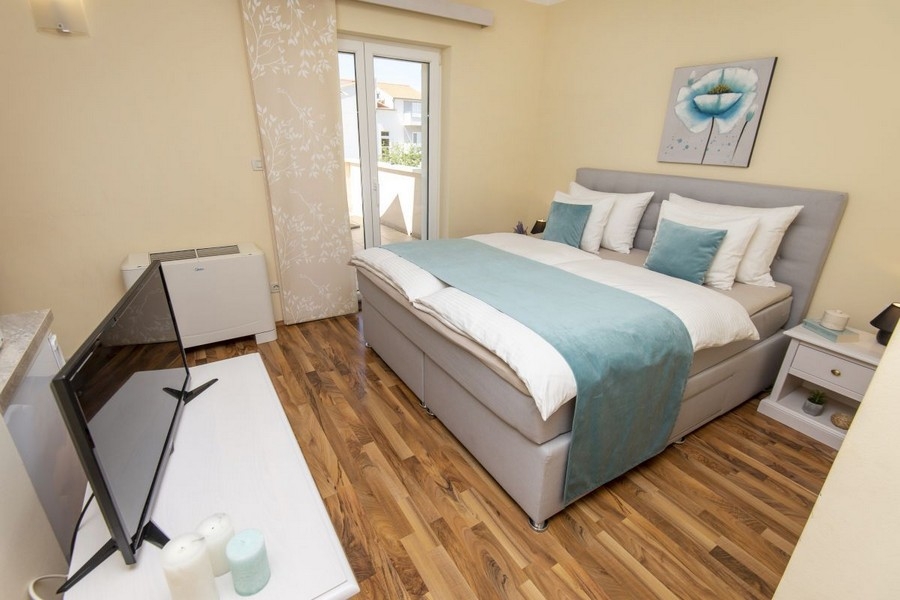 Sypialnia z łóżkiem małżeńskim i wyjściem na balkon