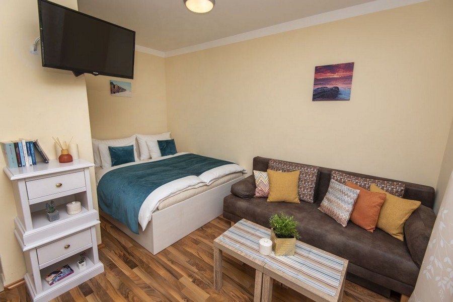 Studio z łóżkiem i sofą