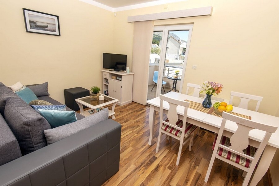 Pokój dzienny z sofą i jadalnią