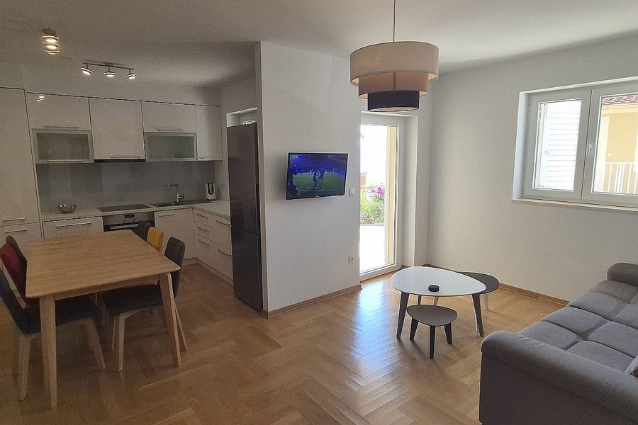 Część dzienna z otwartą kuchnią i stołem jadalnym