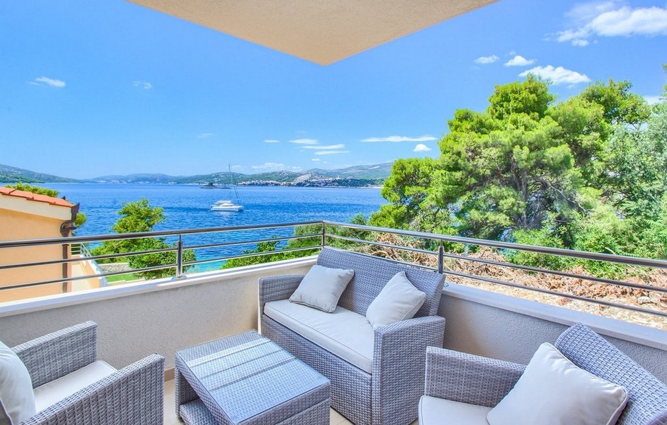 Taras z miejscami do siedzenia i widokiem na morze i wybrzeże