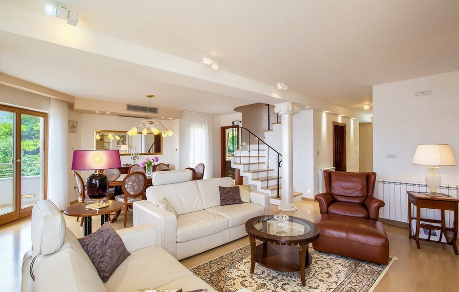 Jasny salon z sofą i schodami