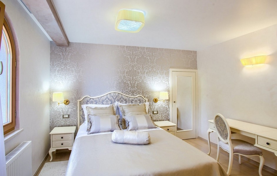 Sypialnia z podwójnym łóżkiem i klasycznymi meblami