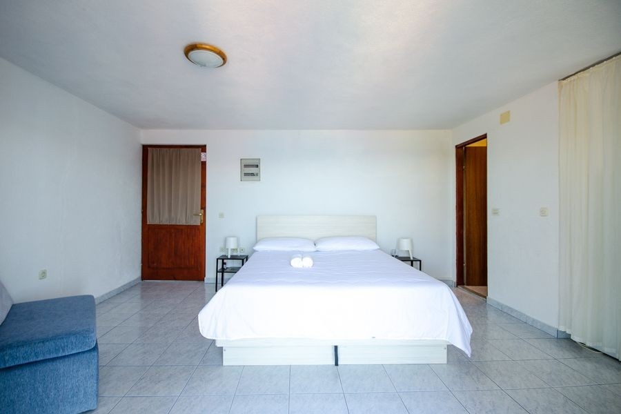 Apartament typu studio z częścią dzienną i sypialną