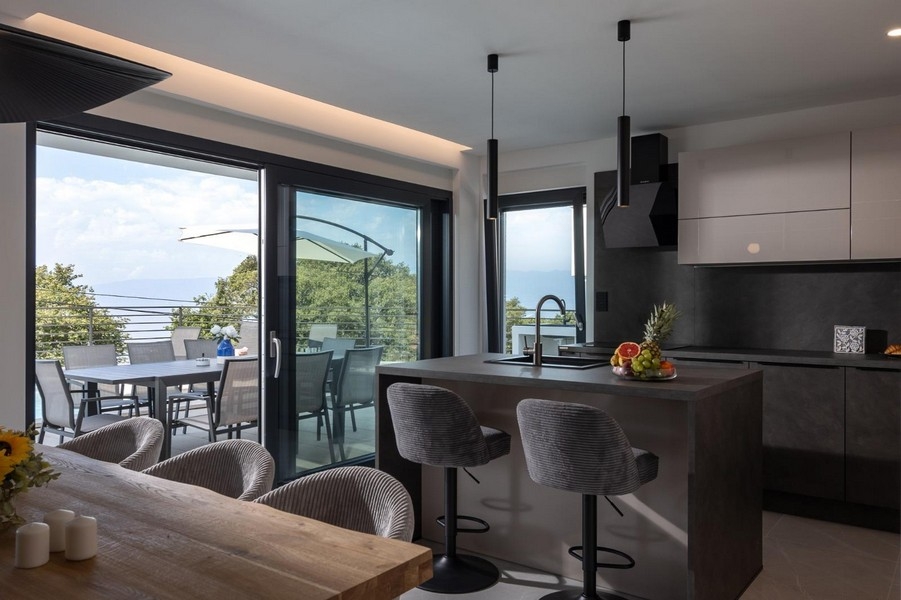 Otwarta kuchnia z wyspą kuchenną i wyjściem na taras