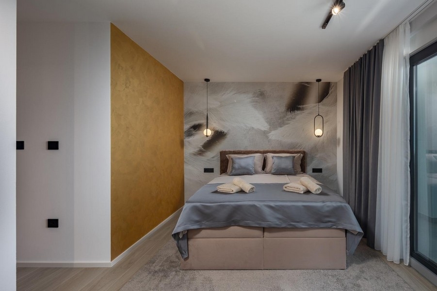 Wygodna sypialnia ze stylowym wzorem ściennym