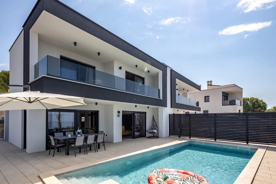 Nowoczesny bliźniak z basenem i tarasem w spokojnej okolicy