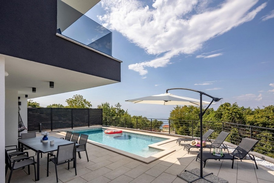 Taras z basenem i widokiem na zieloną okolicę