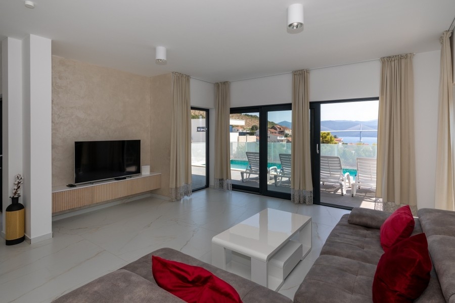 Nowoczesny salon z wyjściem na taras i basen