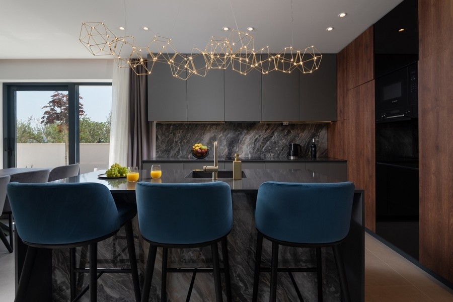 Kuchnia ze zintegrowaną jadalnią w nowoczesnej willi