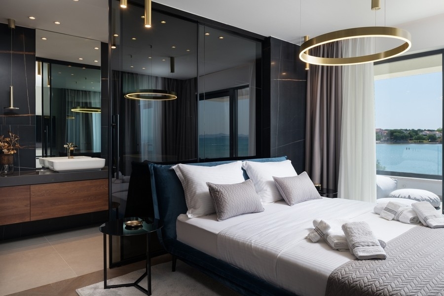 Sypialnia z widokiem na morze w nowoczesnej willi w Chorwacji