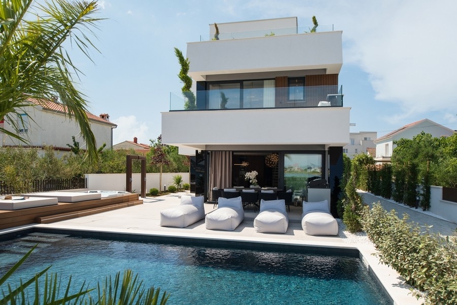 Nowoczesna willa z basenem na sprzedaż bezpośrednio nad morzem w pobliżu Zadaru.