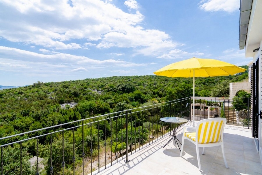 Balkon z widokiem na zieleń i okolicę