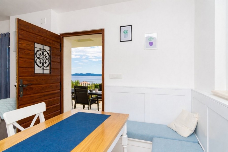 Jadalnia z wyjściem na taras i widokiem na morze