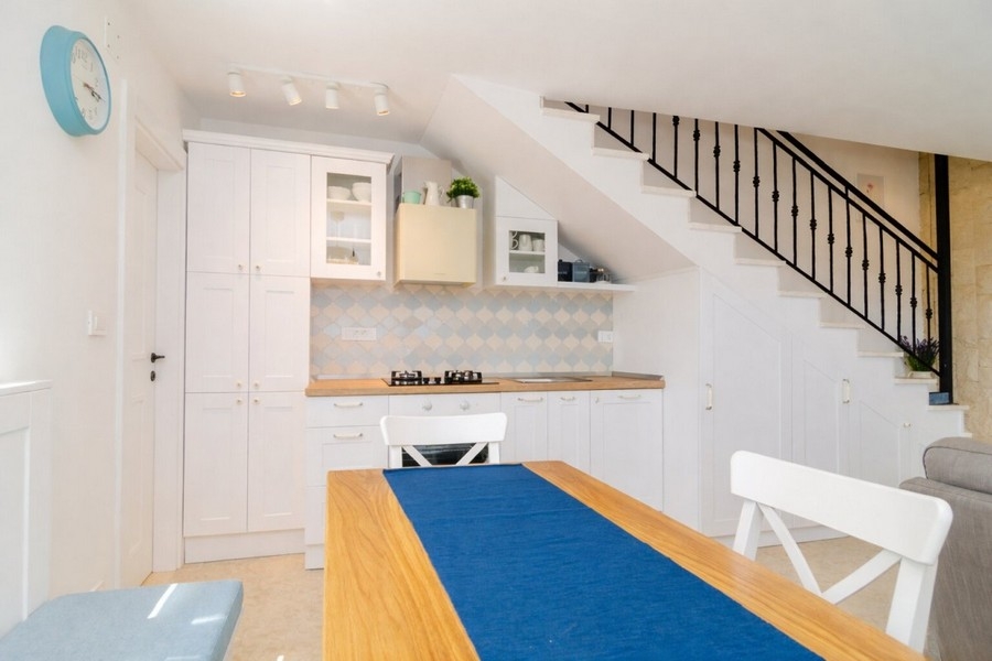 Kuchnia z zabudowanymi szafkami i blatem do pracy