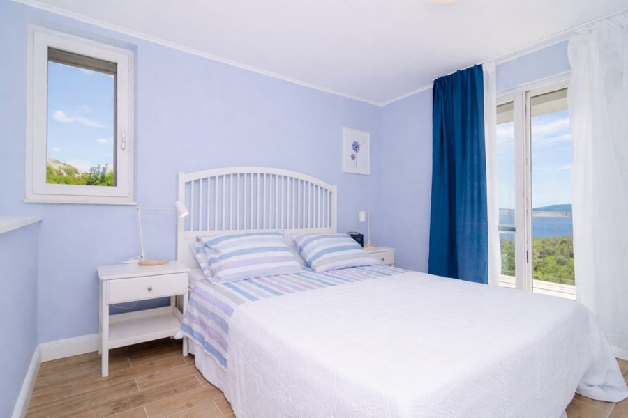 Sypialnia z podwójnym łóżkiem i widokiem na morze