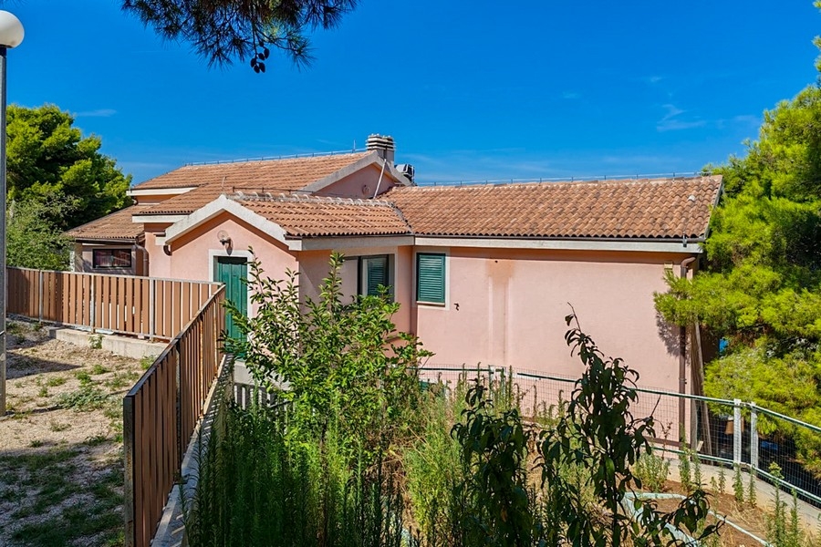 Tył domu H3877 w Rogoznicy, Dalmacja - Panorama harcerska.