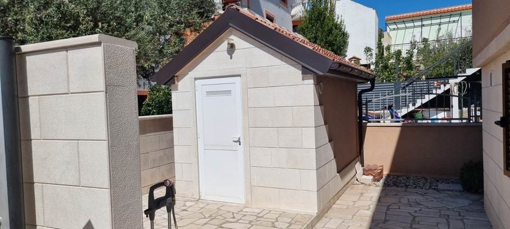 Budynek gospodarczy na podwórzu z miejscem do przechowywania i zadbaną przestrzenią zewnętrzną