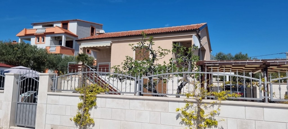 Sprzedam nieruchomość H3878 w 1 rzędzie do morza w Chorwacji.