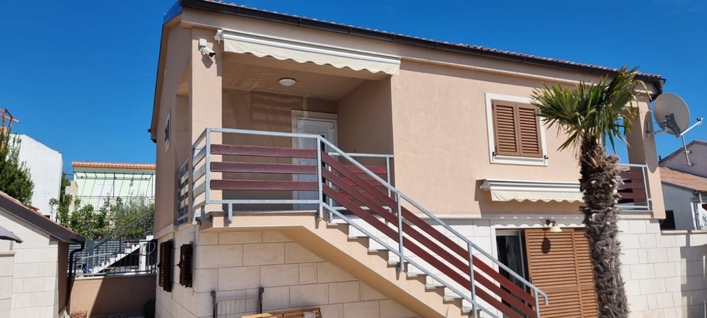 Dom z dwoma jednostkami mieszkalnymi i schodami zewnętrznymi w lokalizacji przy plaży w Bibinje w Dalmacji