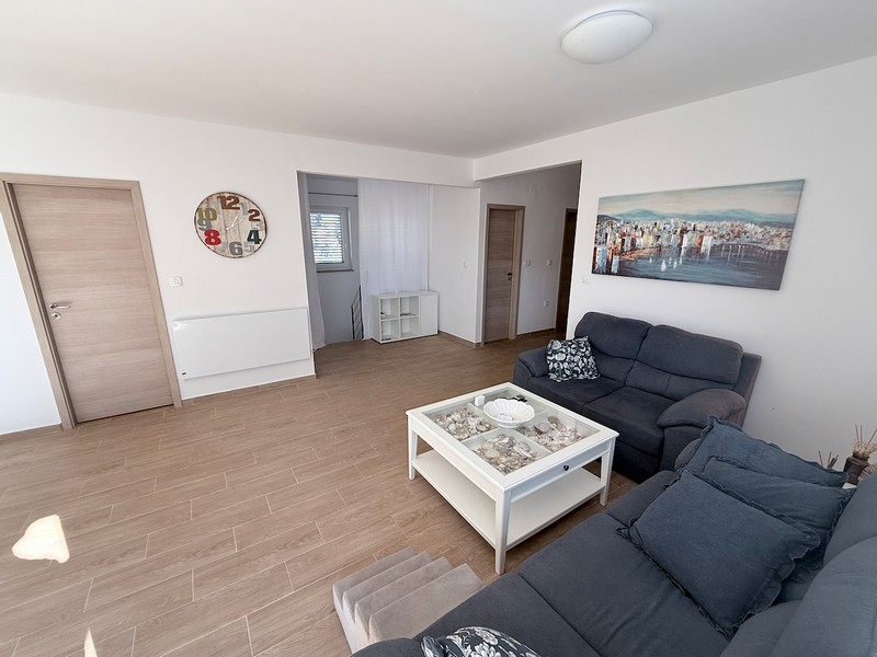 Otwarta część dzienna z częścią wypoczynkową i jasnym wystrojem wnętrz w domu