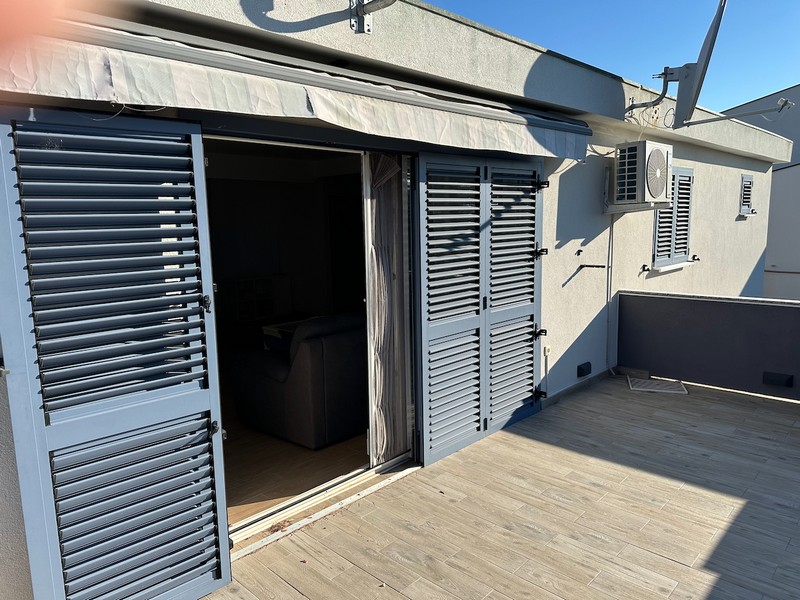 Taras domu H3879 w Dalmacji, Chorwacja.