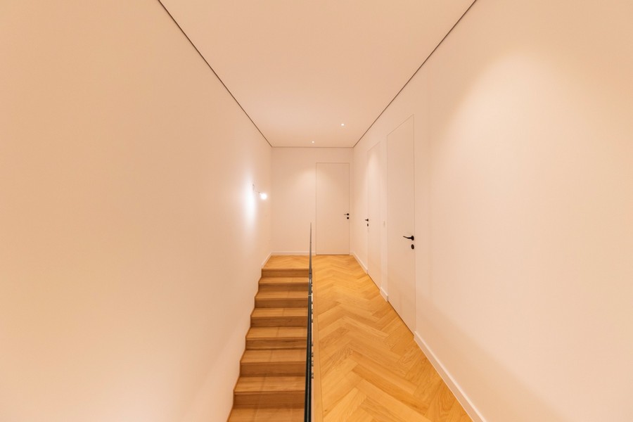 Hol na piętrze z wysokiej jakości podłogami drewnianymi