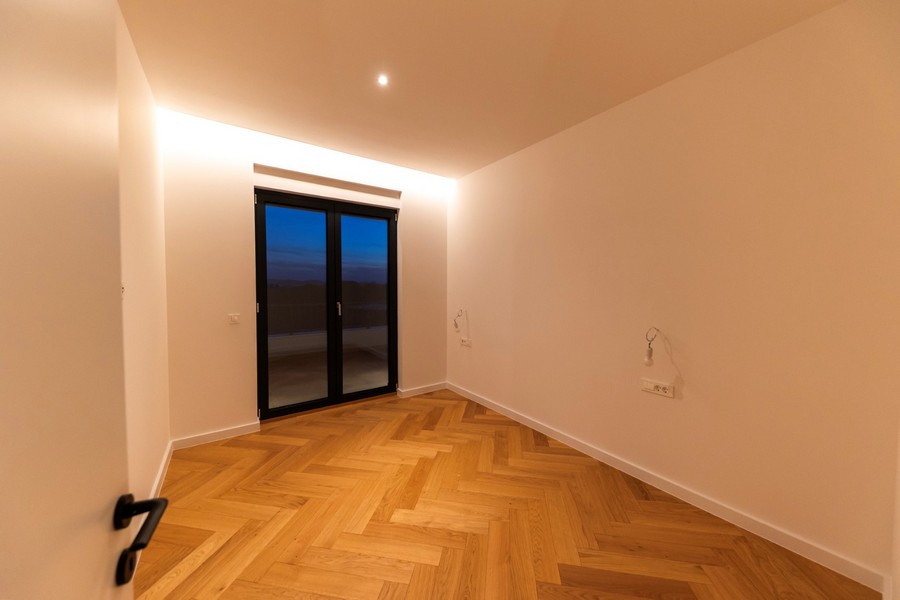 Sypialnia z wyjściem na balkon i dużą ilością naturalnego światła