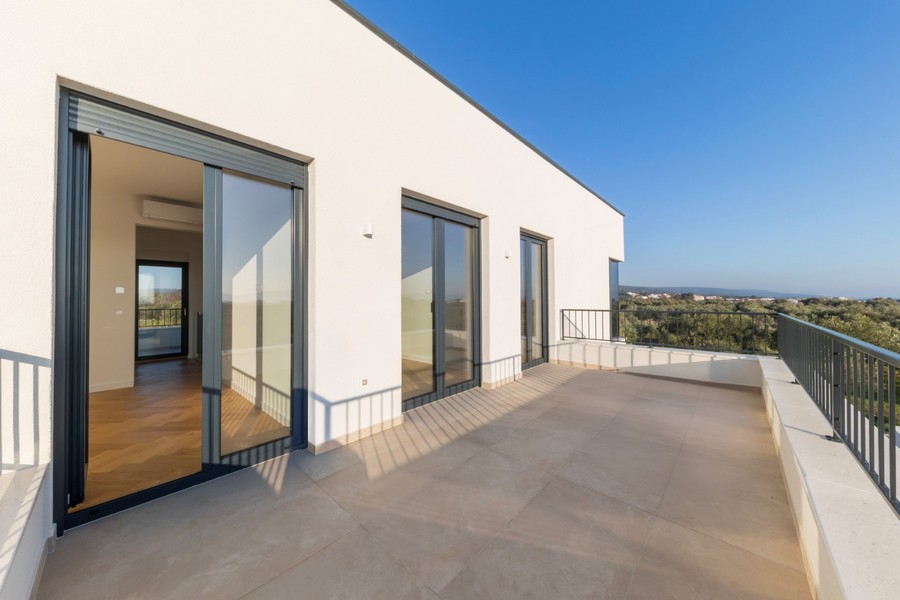 Balkon z widokiem na morze.