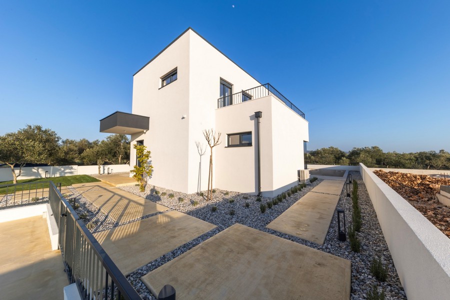 Nowoczesny dom jednorodzinny o przejrzystej architekturze i zadbanym terenie zewnętrznym