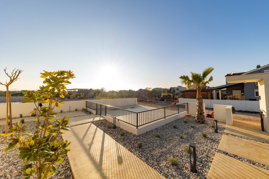 Ogrody z roślinnością śródziemnomorską i przestronnymi ścieżkami