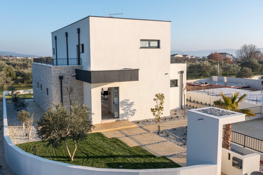 Widok na dom z tarasem i widokiem na spokojną okolicę