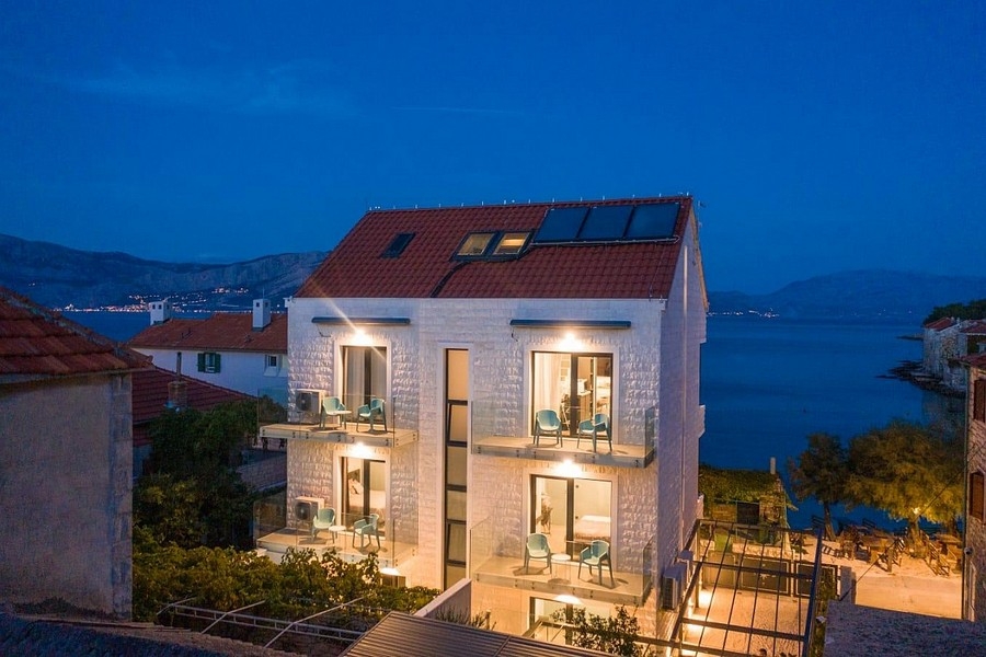 Widok zewnętrzny z tradycyjną kamienną fasadą