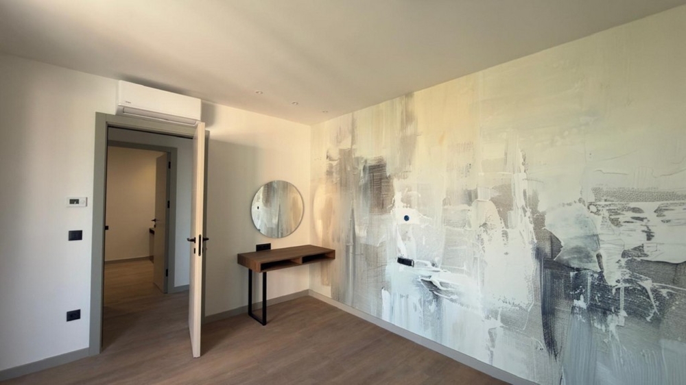 Pokój z biurkiem i lustrem.