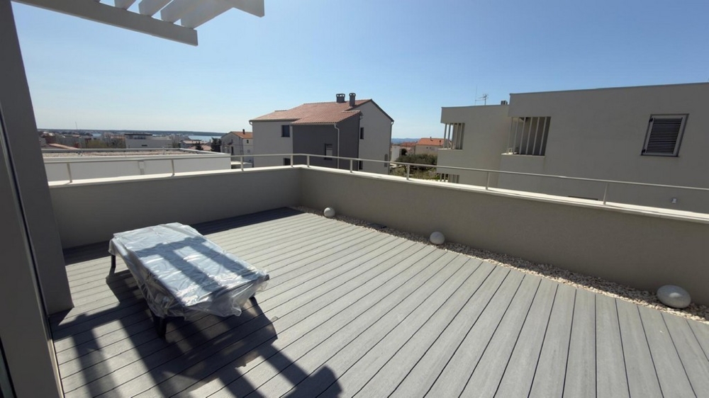 Taras z dostępem do części dziennej i basenu