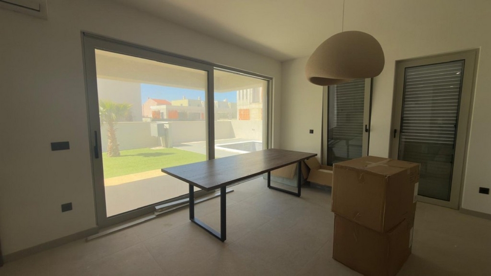 Część jadalna z widokiem na ogród i dużymi oknami