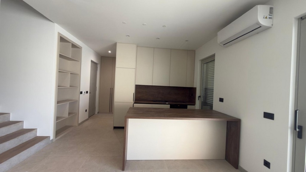 Nowocześnie wyposażona kuchnia z wyspą kuchenną i dużą ilością miejsca do przechowywania