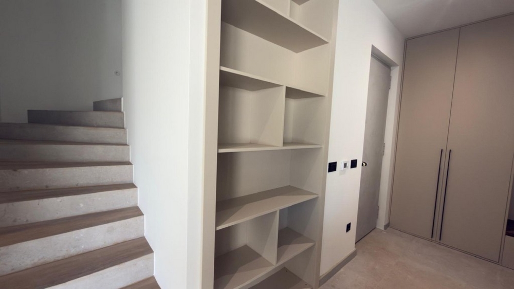 Schody ze zintegrowanym systemem regałów