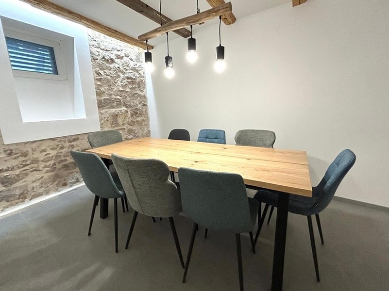 Kryta jadalnia z drewnianymi belkami i oświetleniem