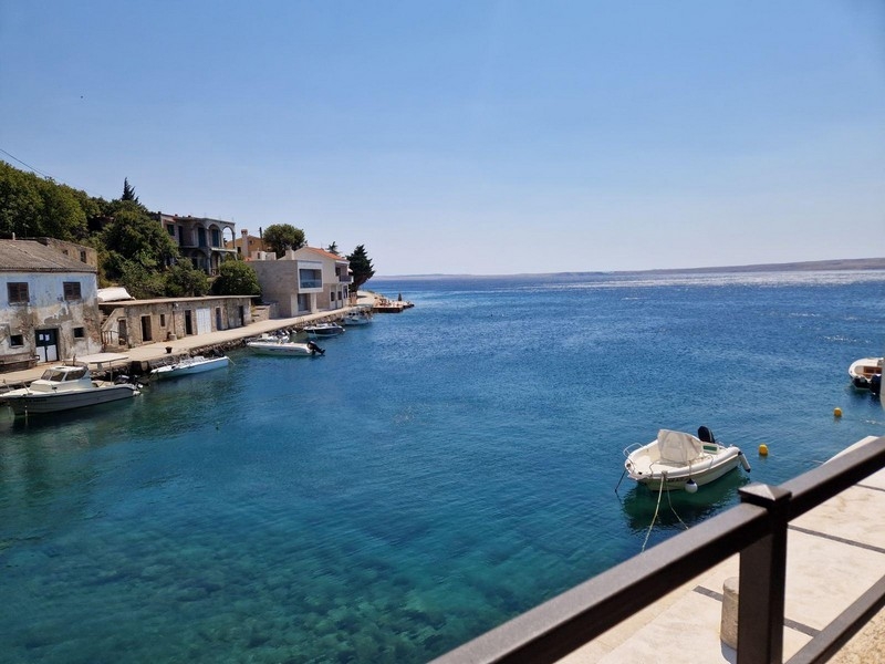 Dom nad morzem na sprzedaż w pobliżu Karlobag w Chorwacji.