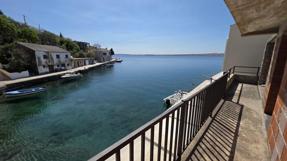 Balkon bezpośrednio nad morzem z niezakłóconym widokiem na cichą zatokę