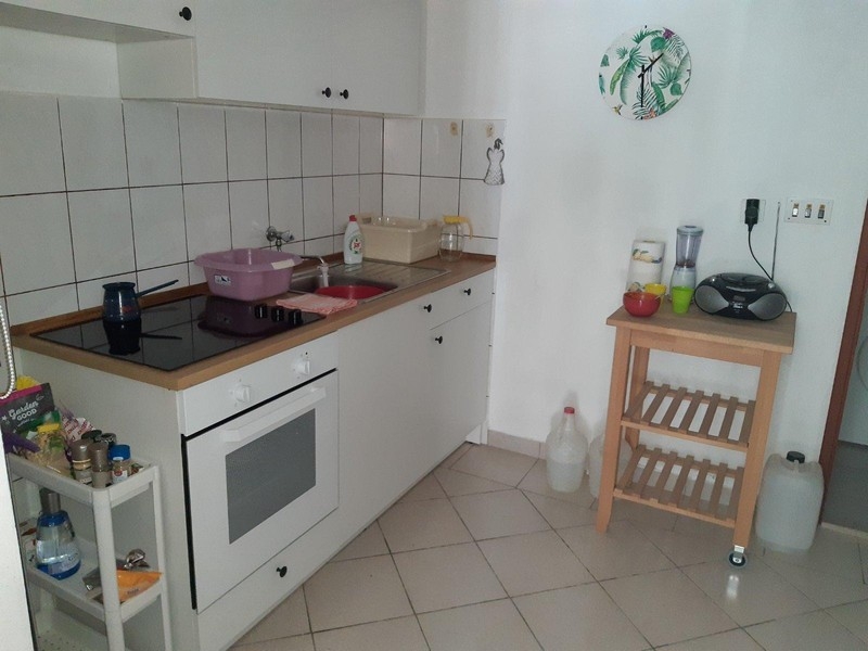 Kuchnia z zabudową AGD i funkcjonalnym wyposażeniem