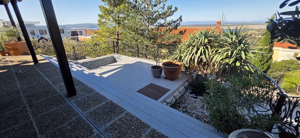 Taras z częścią zewnętrzną i widokiem na okolicę