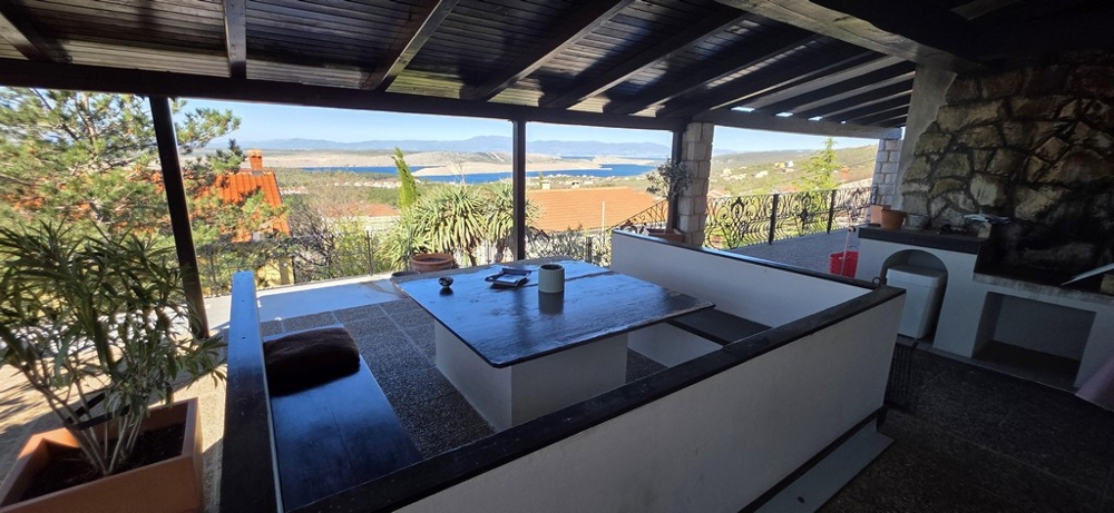 Widok na morze z miejsca do grillowania na tarasie.