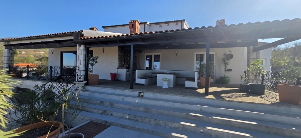 Widok z boku na dom z posesją i ogrodem