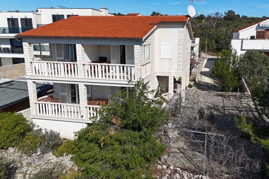 Dom śródziemnomorski z balkonem i widokiem na morze w Dalmacji