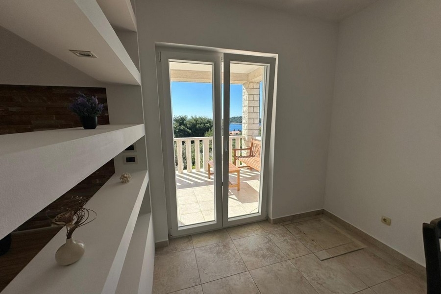 Pokój z wyjściem na balkon i widokiem na morze