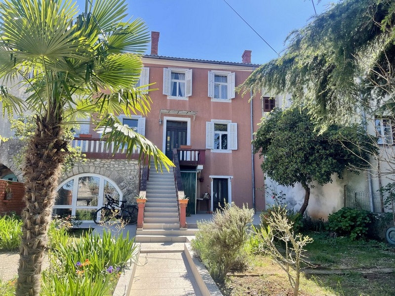 Wyspa domów szeregowych Krk, Chorwacja.